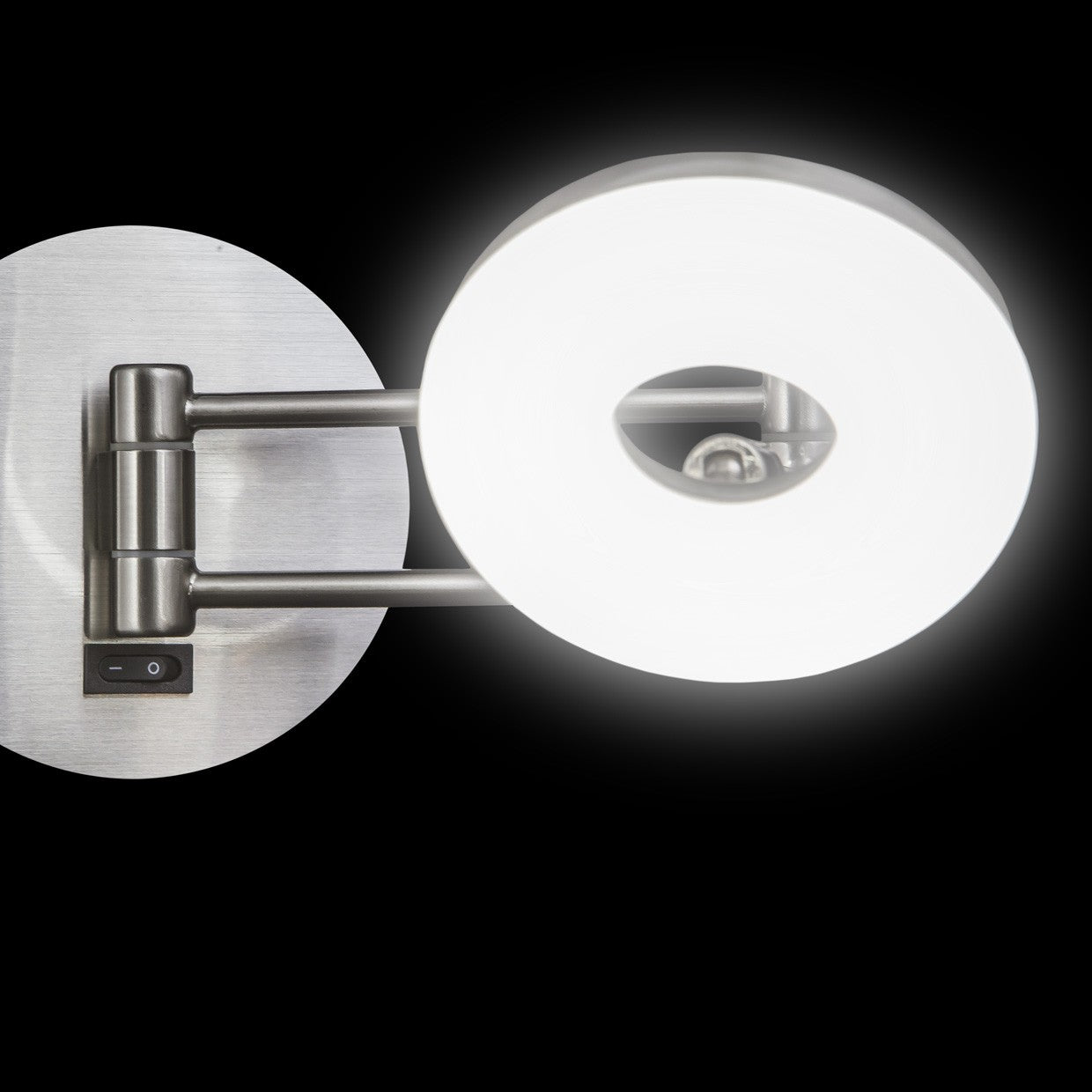 Aplique Niki LED AJP/Alemar (Ref. 10645): Medidas del aplique de pared moderno de níquel satinado, 5W, 500 lúmenes y luz neutra (4000K). Iluminación elegante y eficiente para tu hogar.  Luzguru.com
