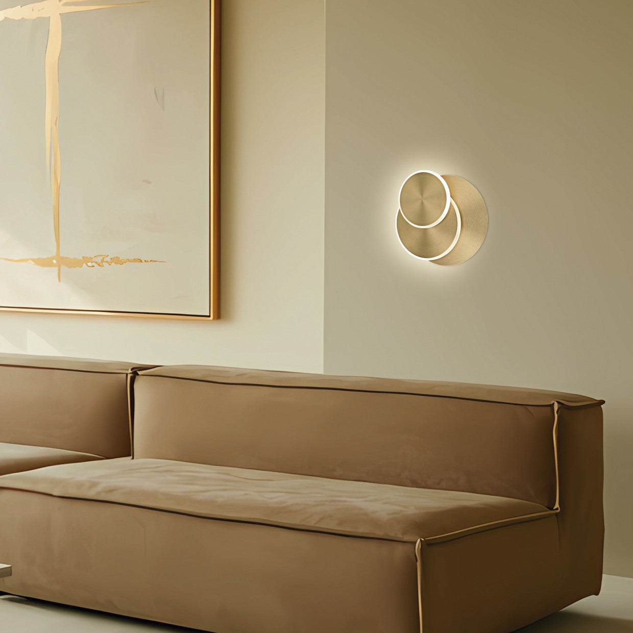 Plafon LED Bossa latón instalado en pared moderna - Ambiente decorado