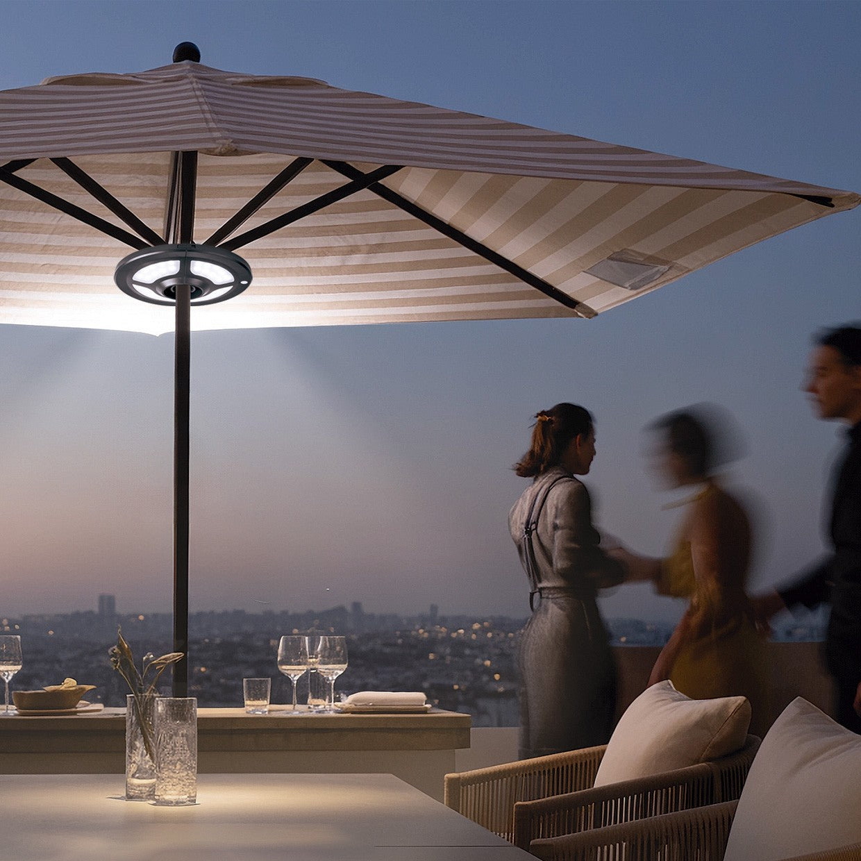 Luz LED Lacos negro instalada en sombrilla exterior - Ambiente terraza