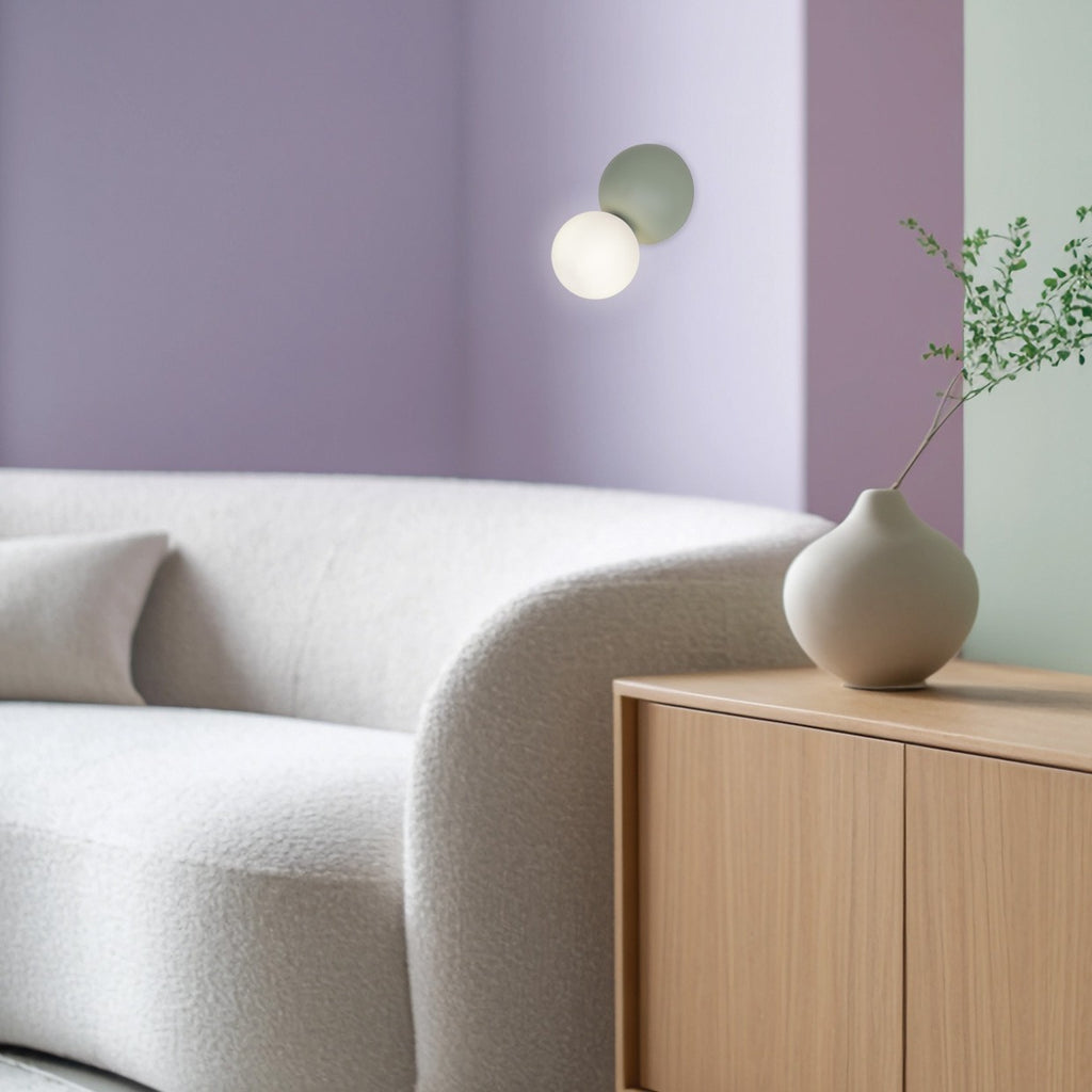 Aplique Mint Verde instalado en pared de pasillo - Ambiente acogedor