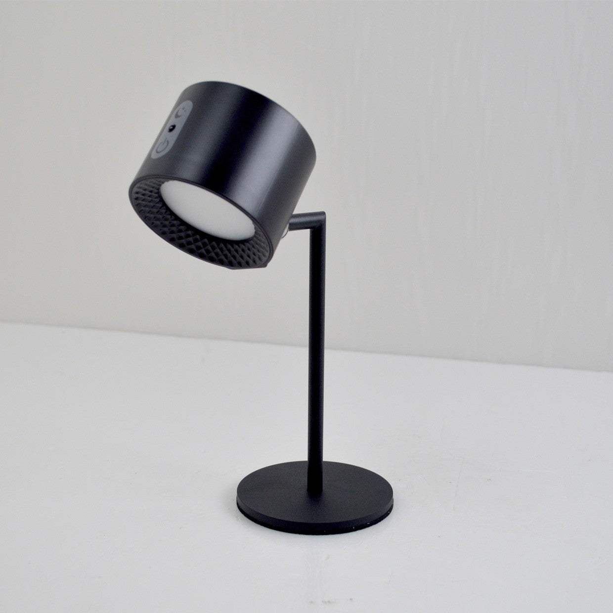 Vista lateral de lámpara sobremesa LED LoJan negro ALEMAR