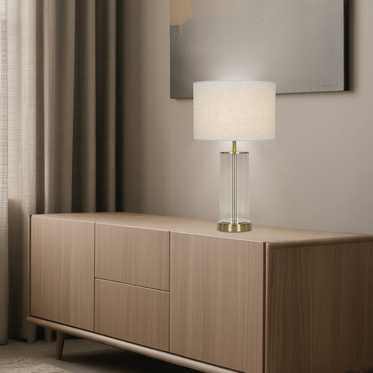 Lámpara sobremesa Calabria en latón instalada en mesita de salón - Ambiente decorado