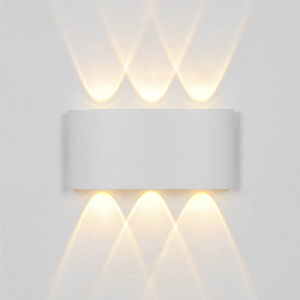 Aplique exterior LED King instalado en fachada exterior - Ambiente residencial