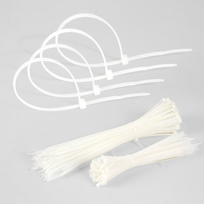 Detalle de las bridas blancas de nylon 66 de Fabrilamp, ideales para uso interior y exterior.