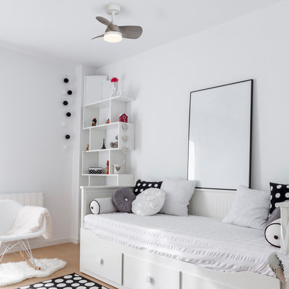 Ventilador Byan Mini fabricado en acero color blanco con aspas gris ceniza