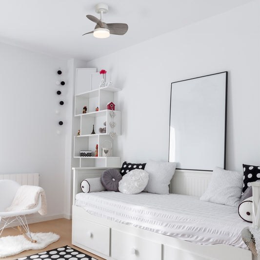 Ventilador Byan Mini fabricado en acero color blanco con aspas gris ceniza