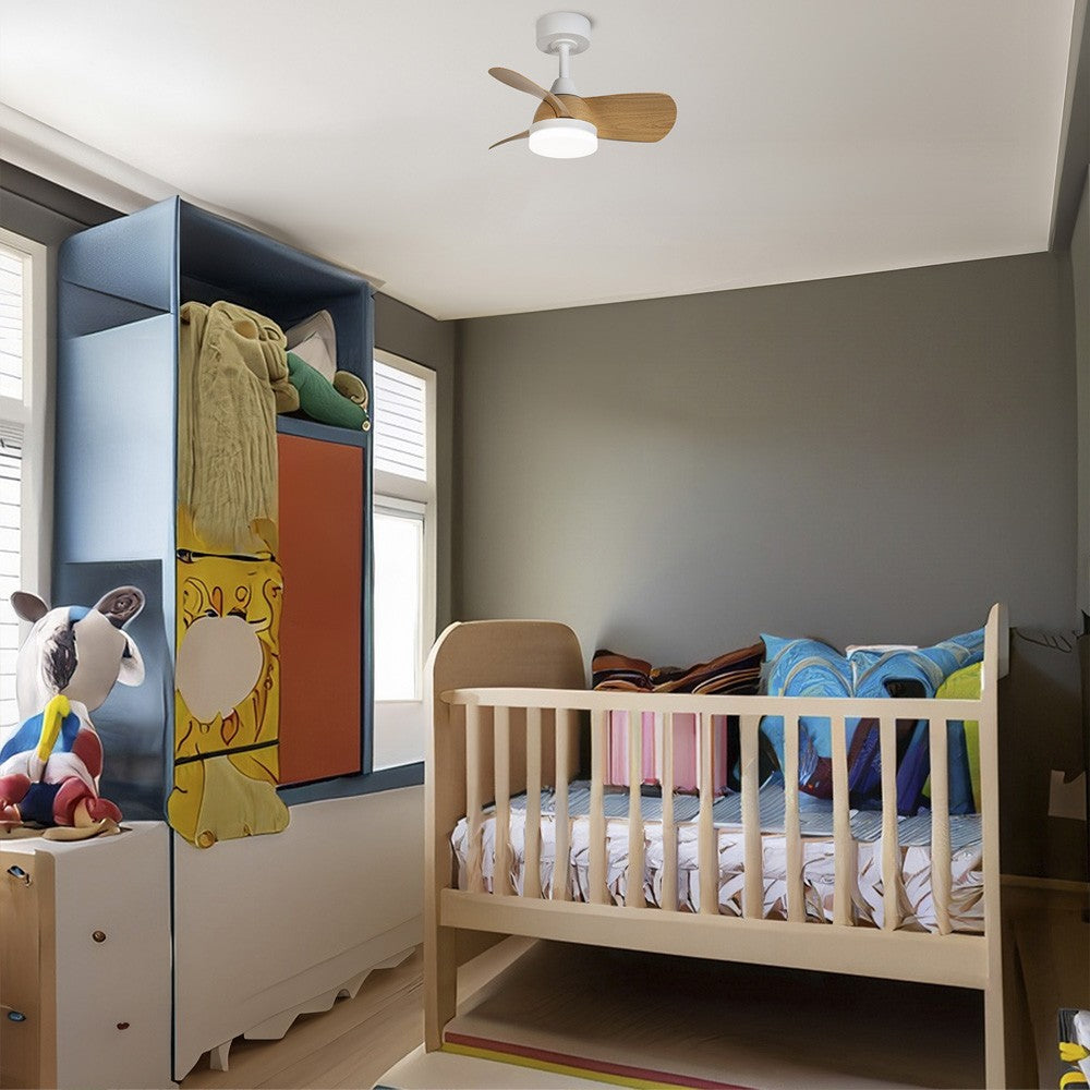 Ventilador Byan Mini fabricado en acero color blanco y madera clara