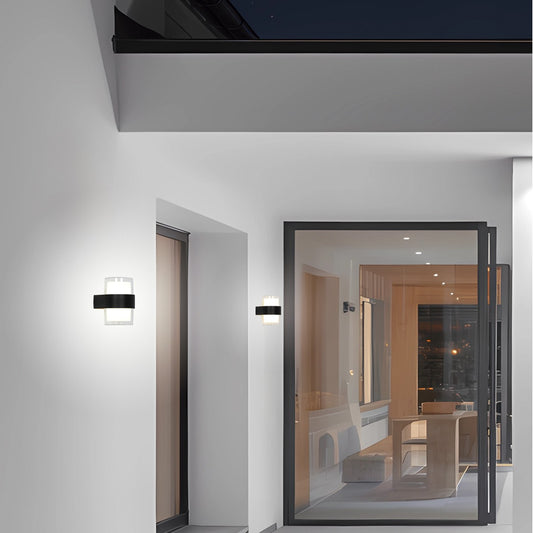 Aplique Bowl negro instalado en pared exterior - Ambiente patio