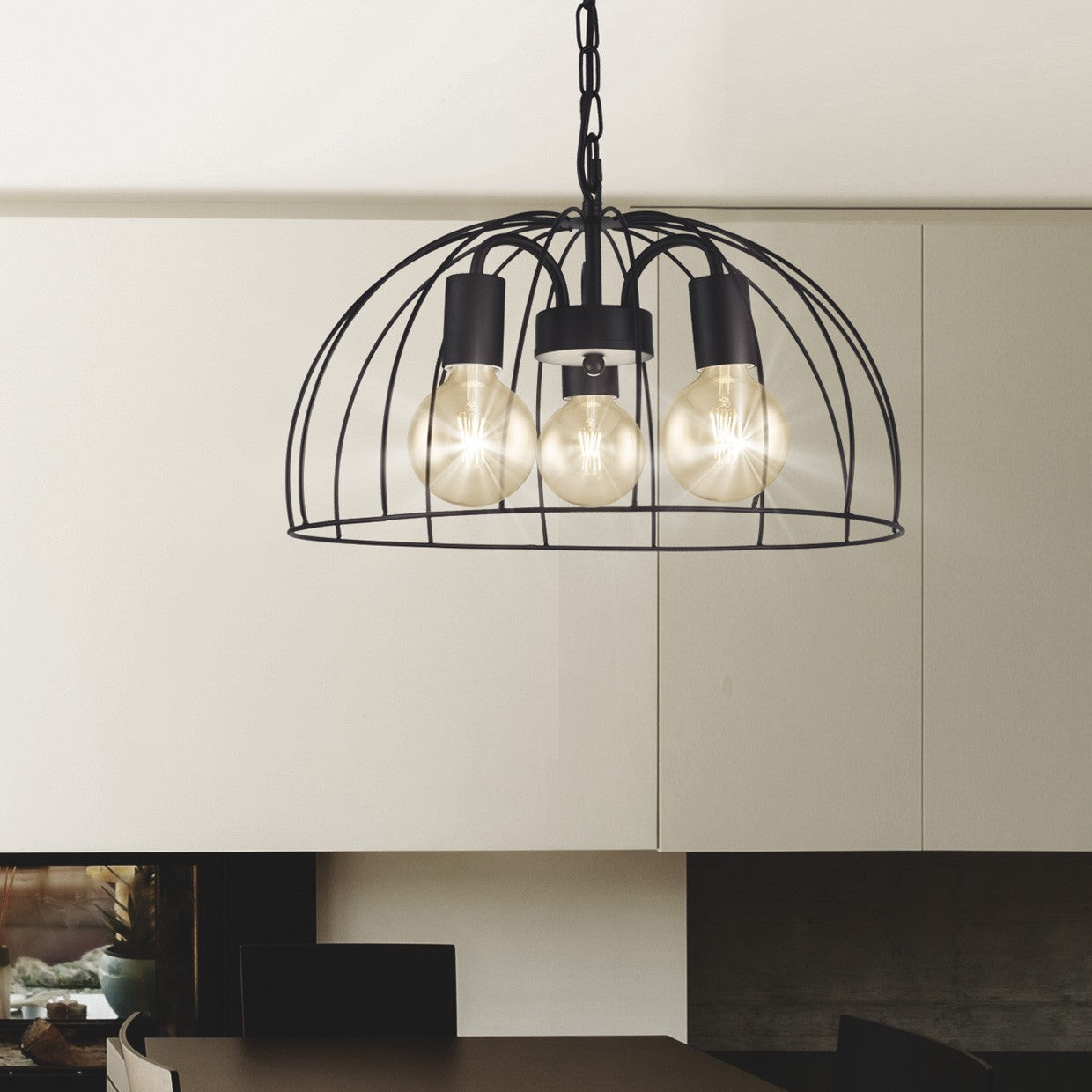 Colgante Nora instalado en ambiente de comedor moderno - Iluminación jaula