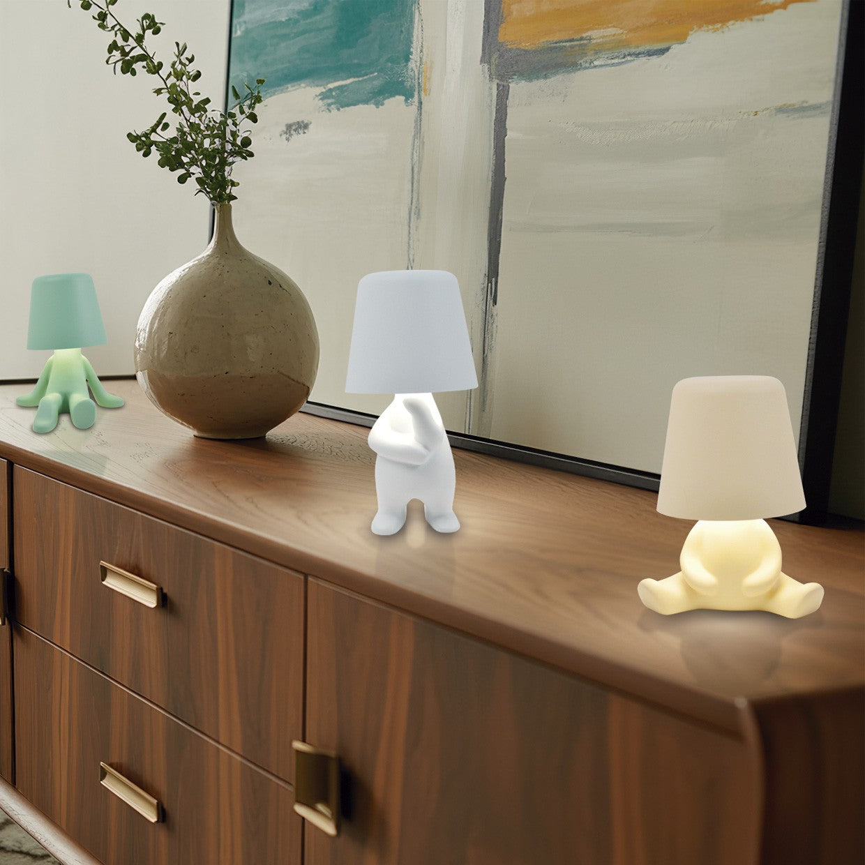 Lámpara sobremesa Lenox instalada en mesita de noche - Ambiente relajado