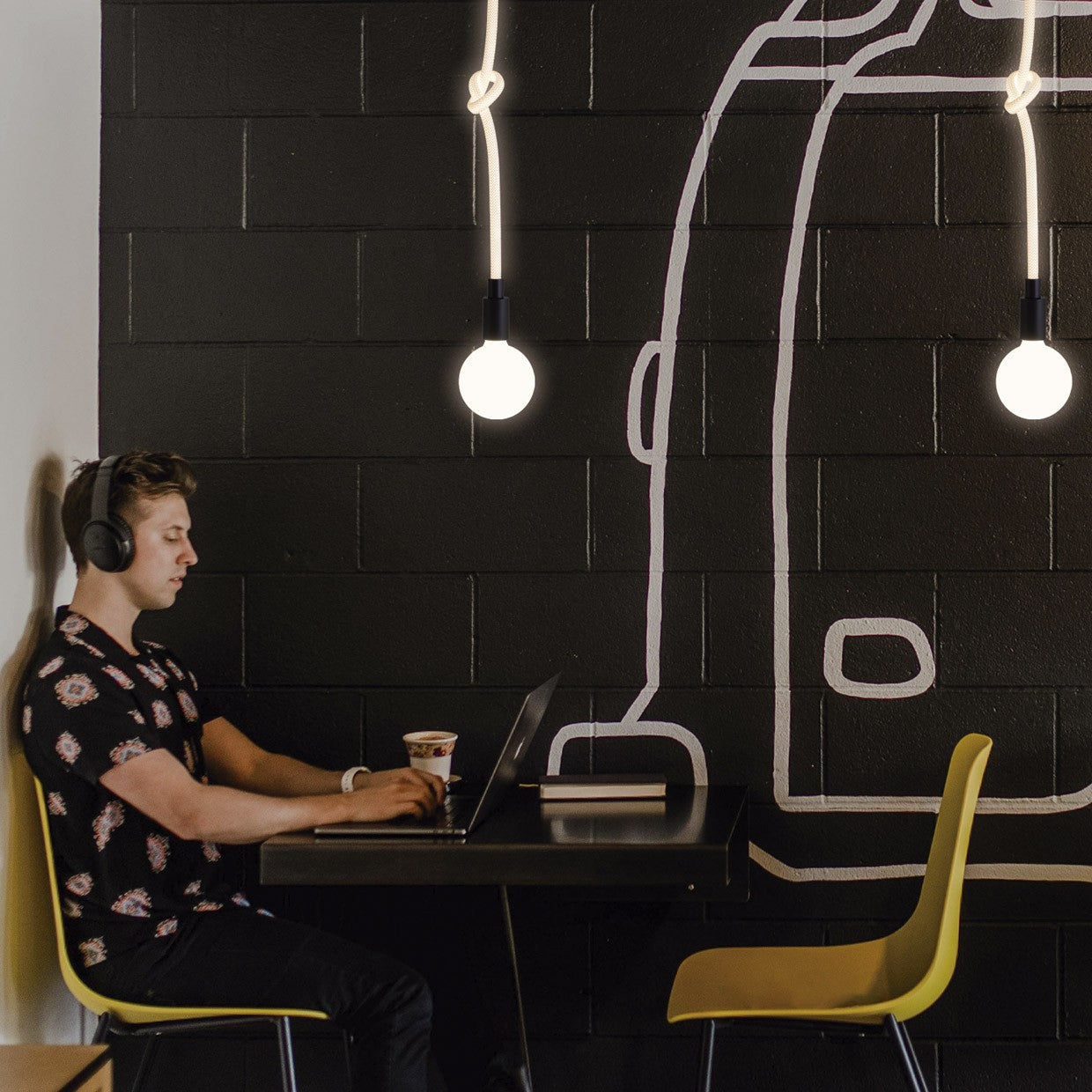 Colgante Lexa instalado en ambiente de comedor moderno - Iluminación focalizada