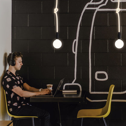 Colgante Lexa instalado en ambiente de comedor moderno - Iluminación focalizada