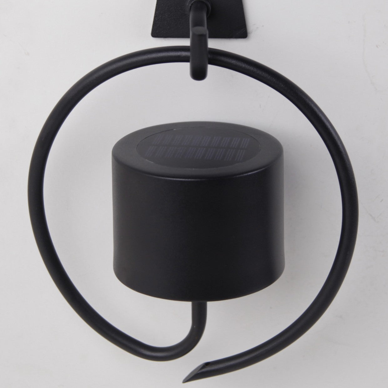 Aplique solar Bolano negro instalado en pared exterior - Ambiente jardín