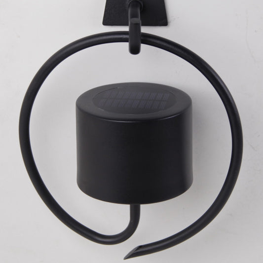 Aplique solar Bolano negro instalado en pared exterior - Ambiente jardín