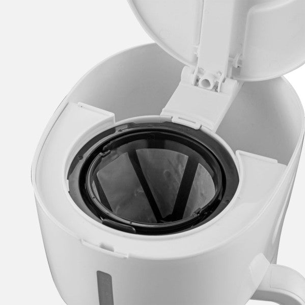 Cafetera de Goteo Bruma 15 Tazas 650 W Blanco Fabrilamp instalada en ambiente decorativo de salón o dormitorio | Fabrilamp / Abrila