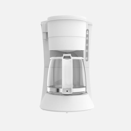 Cafetera de Goteo Xena 6 Tazas 600 W Blanco Fabrilamp instalada en ambiente decorativo de salón o dormitorio | Fabrilamp / Abrila
