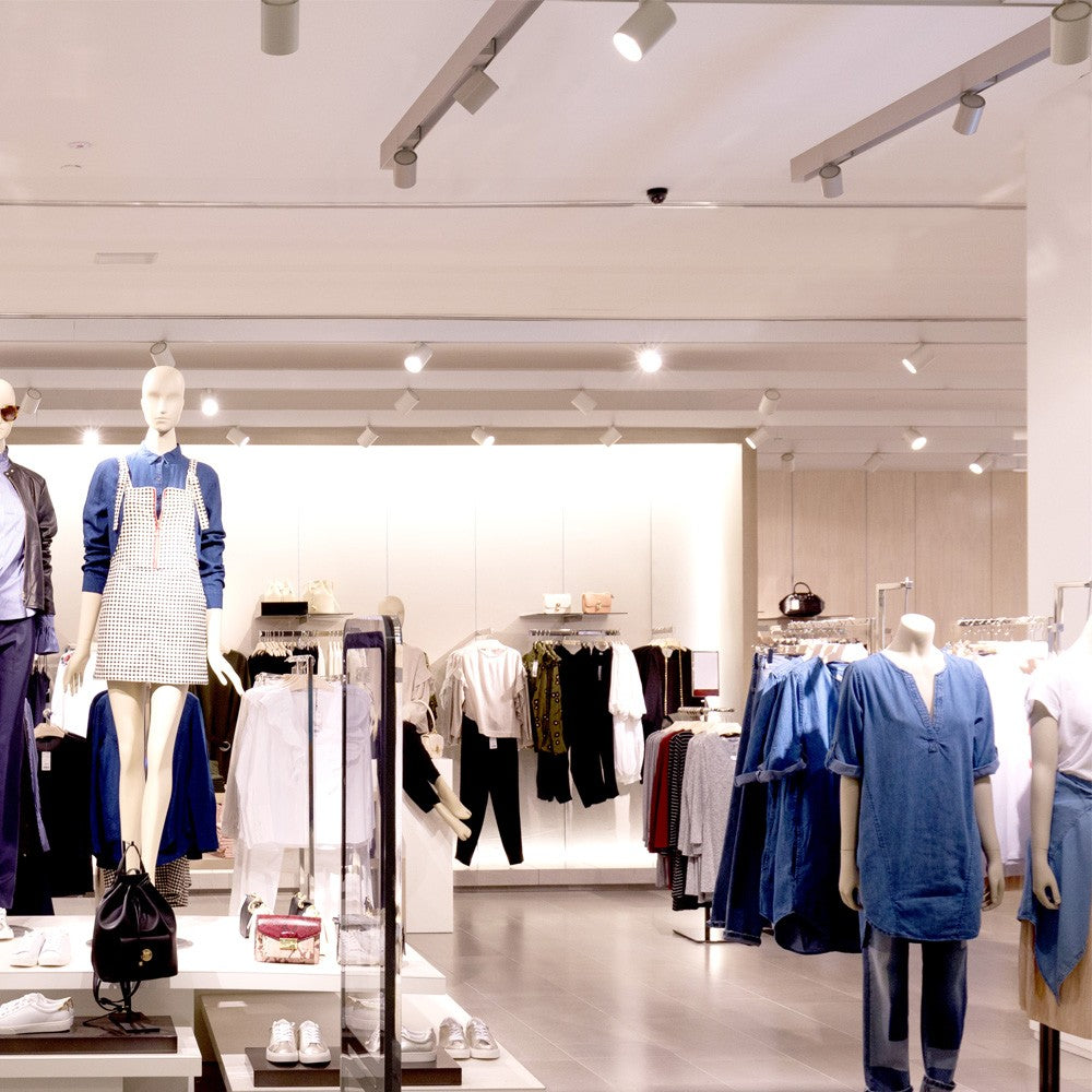 Iluminación adaptable con carril SIMOX ideal para tu comercio