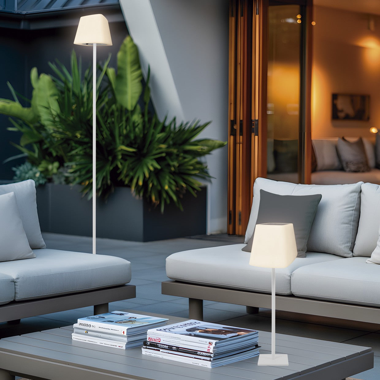 Lámpara Cube instalada como sobremesa en ambiente interior blanco