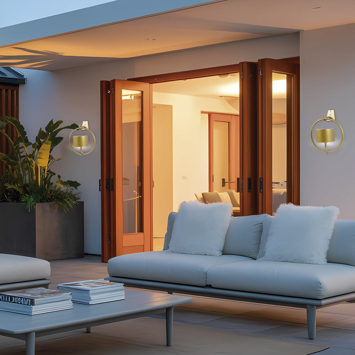 Aplique solar Bolano oro mate instalado en fachada exterior - Ambiente nocturno