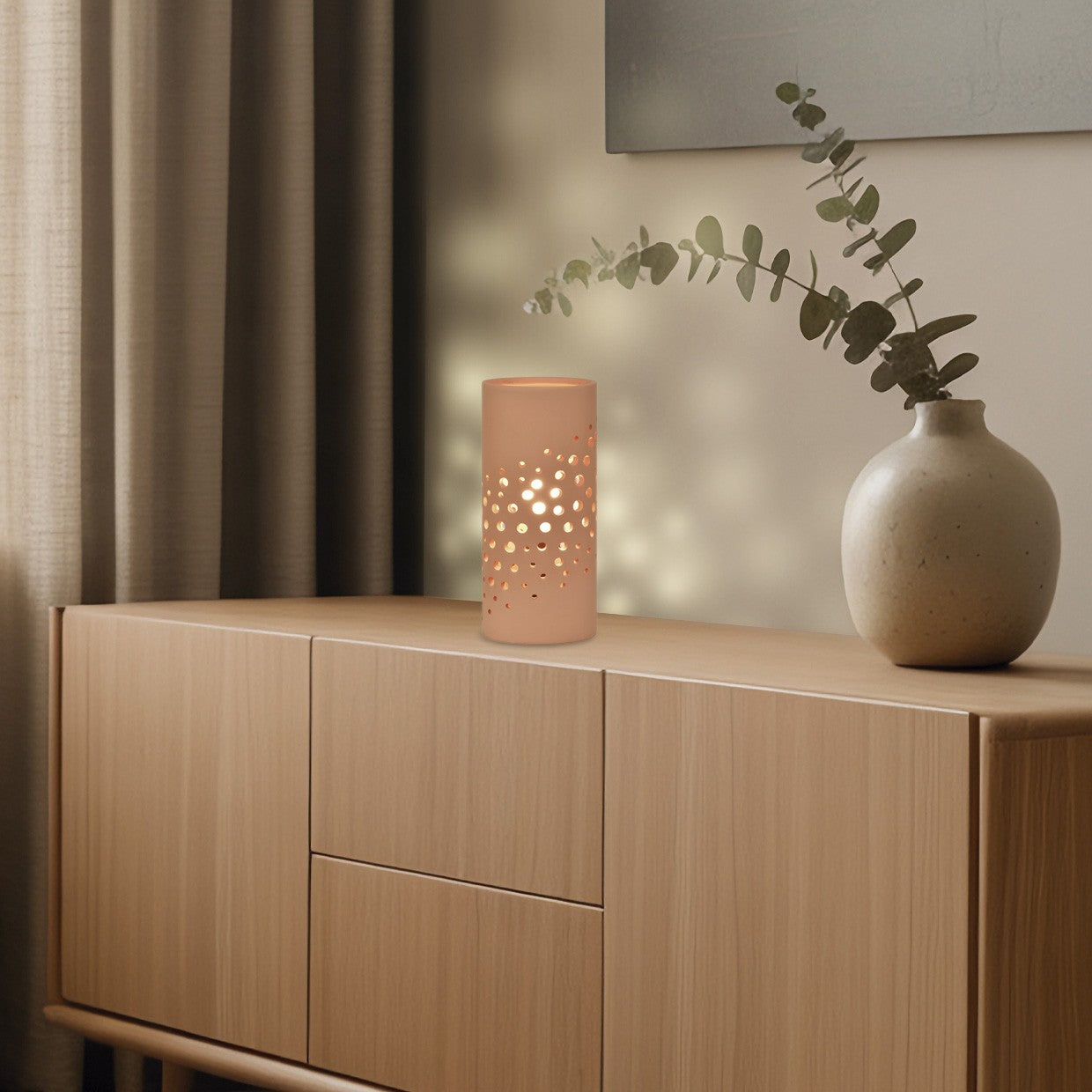 Lámpara sobremesa Lava terracota colocada en mesa de noche - Ambiente hogareño