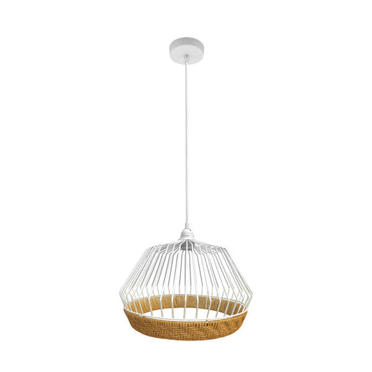 Colgante Hugo Blanco/Natural de Fabrilamp/Abrila, diseño de metal y rattan. Ideal para iluminar salones y comedores.