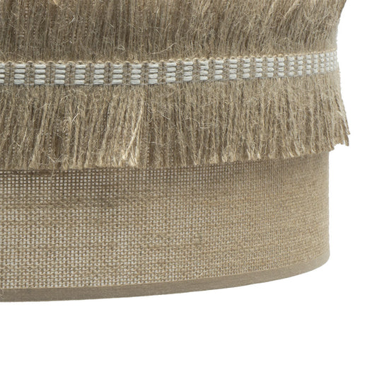 Lámpara colgante fabricada en metal negro con pantalla textil de saco color natural