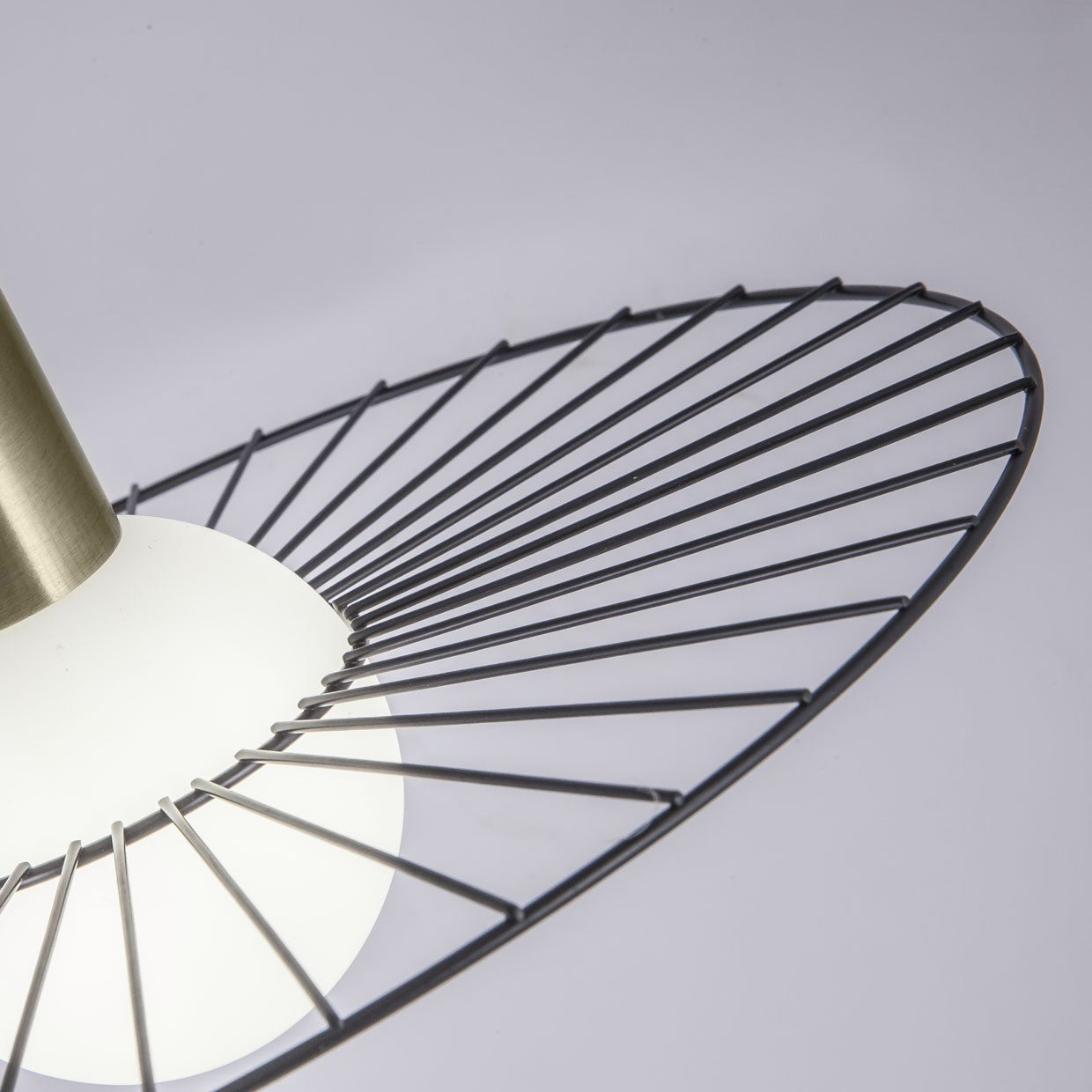 Colgante Niza Negro 40W AJP/Alemar (Ref. 10764): Descubre su elegante diseño en metal y cuero.  Iluminación cálida y sofisticada para tu hogar. LuzGuru.
