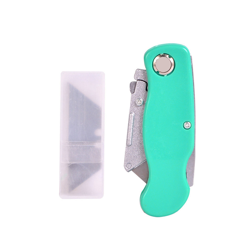 Cúter plegable con diseño ergonómico y clip integrado