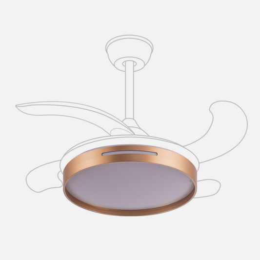 Difusor Ventilador Mbatis Oro 48 cm Policarbonato Fabrilamp instalada en ambiente decorativo de salón o dormitorio | Fabrilamp / Abrila