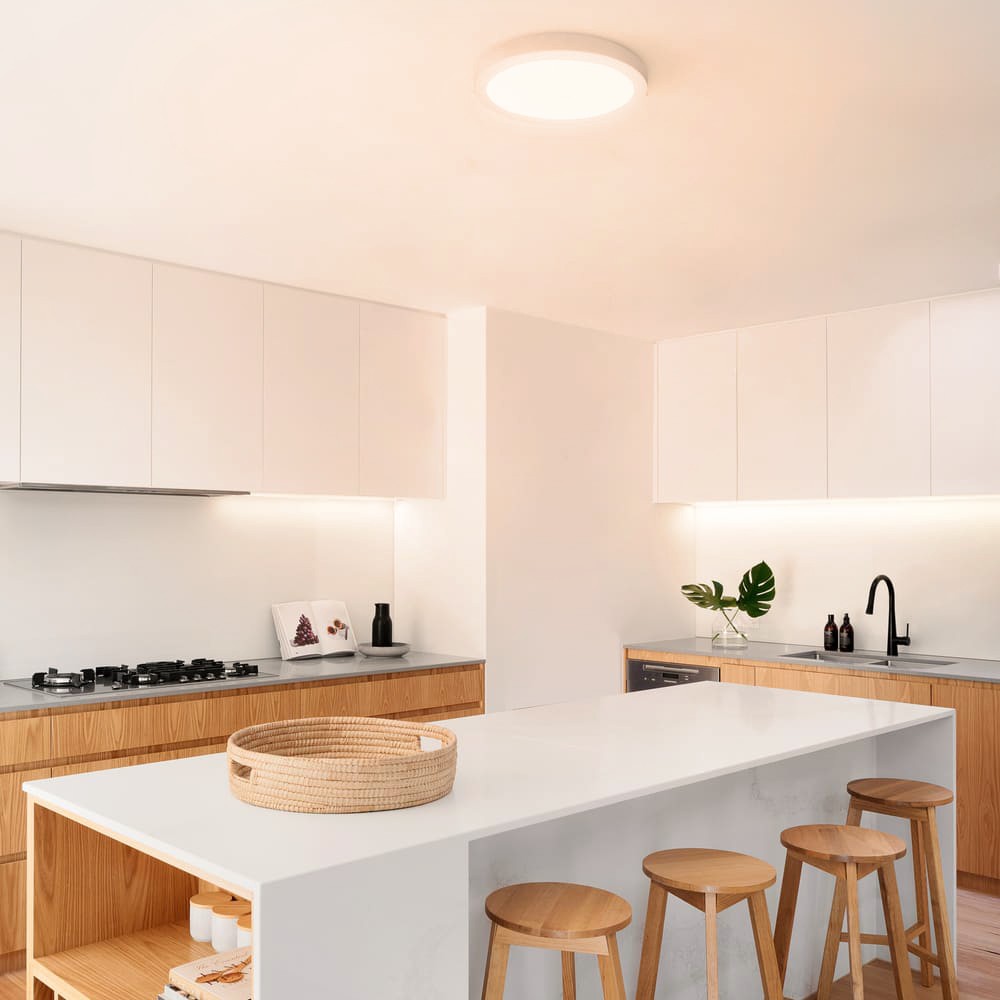 Plafón Know fabricado en metal color blanco, luz LED cálida