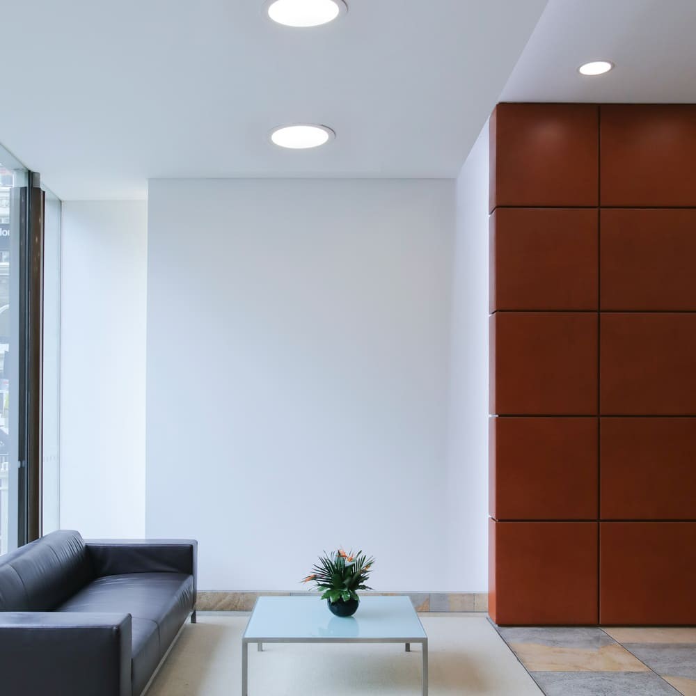 Downlight LED con 2450 lúmenes, ideal para cocinas