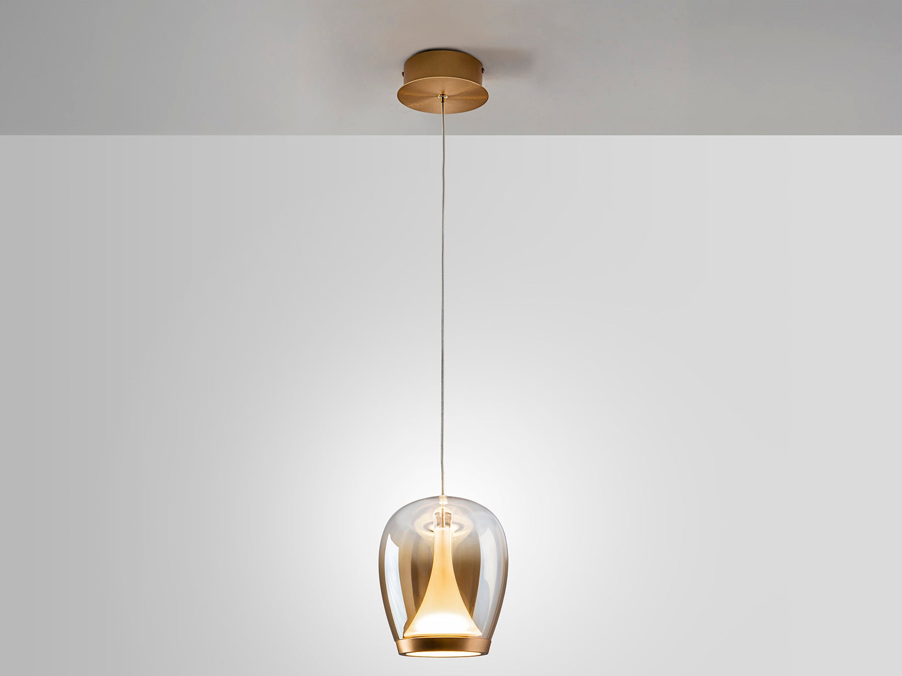 Lámpara Suspiro dorada SCHULLER 724425 - Detalle de la tulipa de cristal soplado ámbar degradado y estructura de aluminio dorado. Iluminación elegante y moderna.
