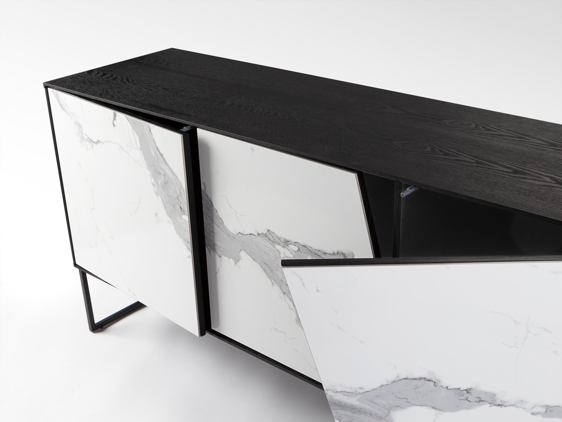 Aparador Moderno Fresno Negro - Schuller Kerala | luzguru.com