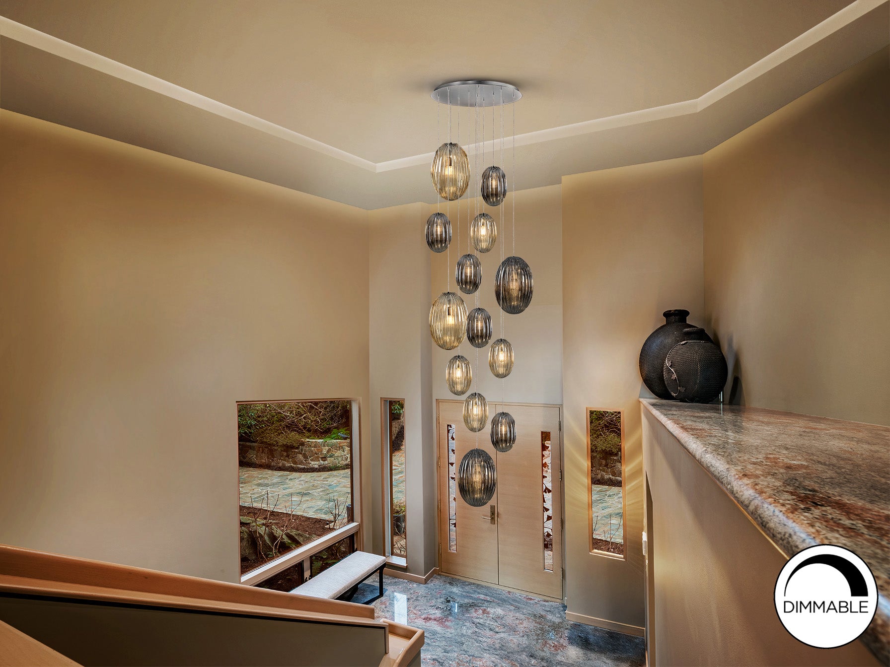 Lámpara Ovila 13 luces Schuller 752459G - Detalle de la elegante lámpara colgante de metal cromado con tulipas de cristal coñac y gris smoke, regulable en altura hasta 500cm.  Iluminación sofisticada LUZGURÚ.
