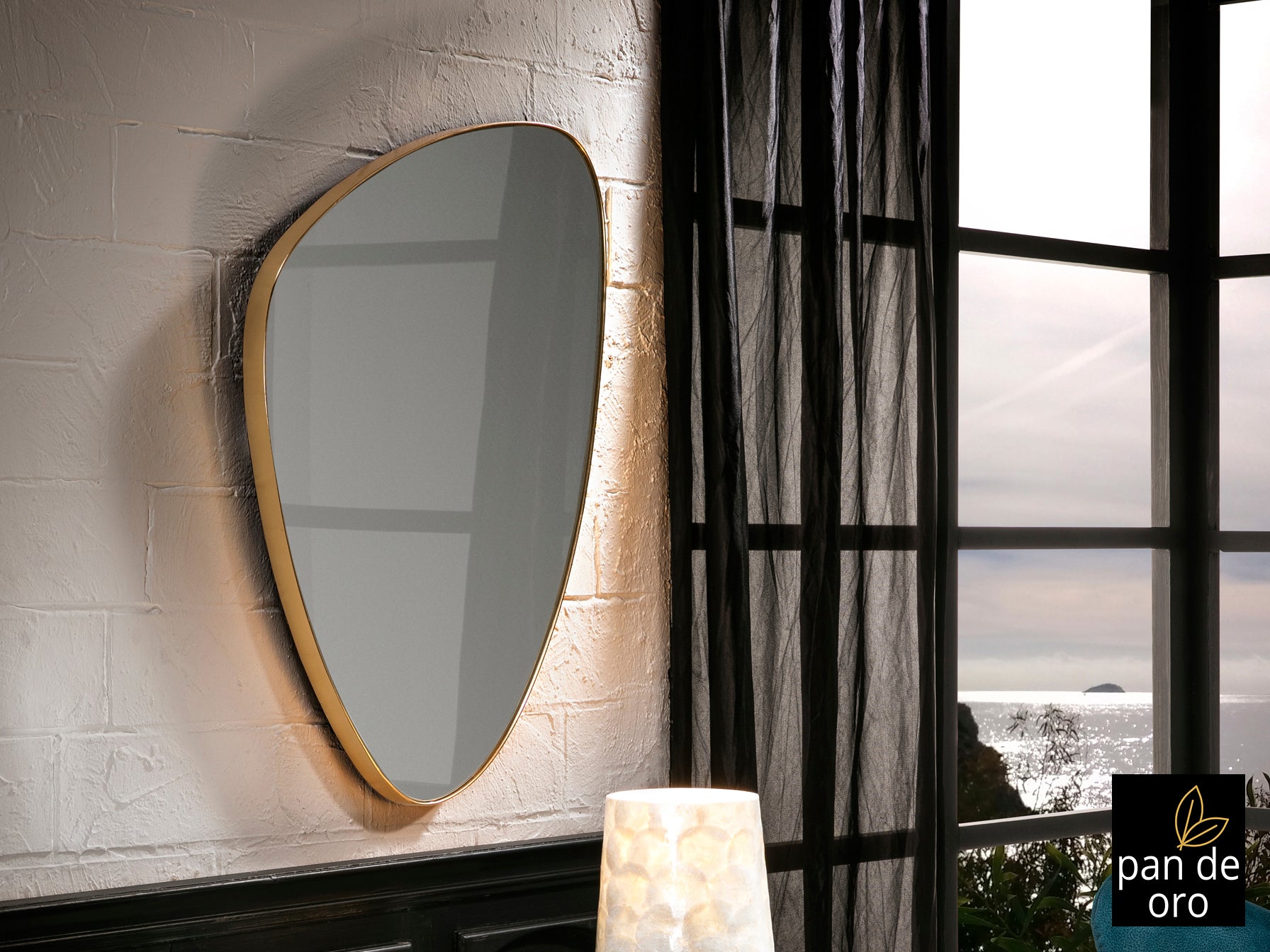 Espejo Triangular Dorado Schuller Orio - Diseño Elegante | luzguru.com