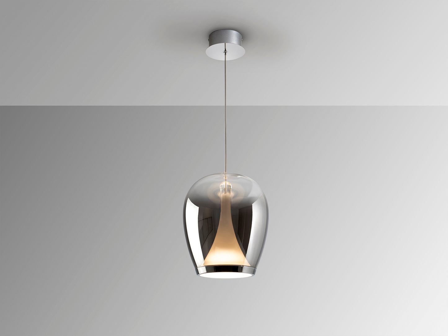 Lámpara Suspiro Cromado/Smoke SCHULLER 724517 - Detalle de la tulipa de cristal soplado smoke degradado y estructura cromada.  Iluminación LED 20W, 1200 lm, 3000K. Altura regulable 45-180cm.
