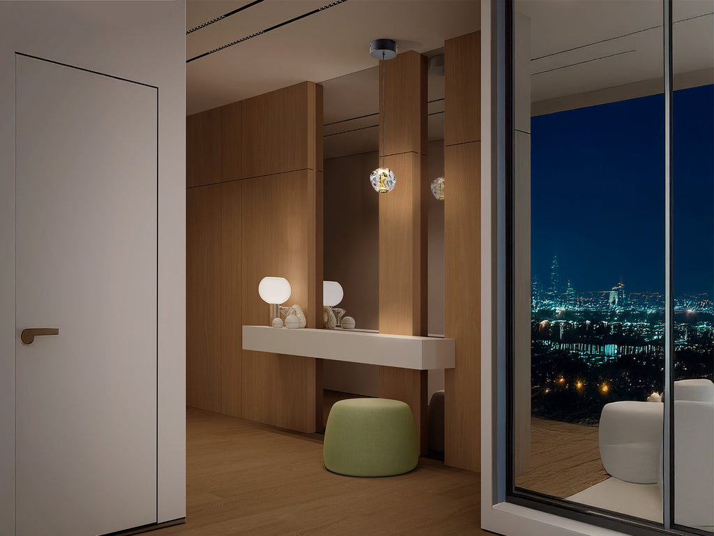 Lámpara de suspensión Schuller Zaria (Ref. 502160): Detalle de su elegante diseño en negro mate con detalles dorados y tulipa de acrílico transparente.  Iluminación LED integrada (4.2W, 294lm, 3000K).
