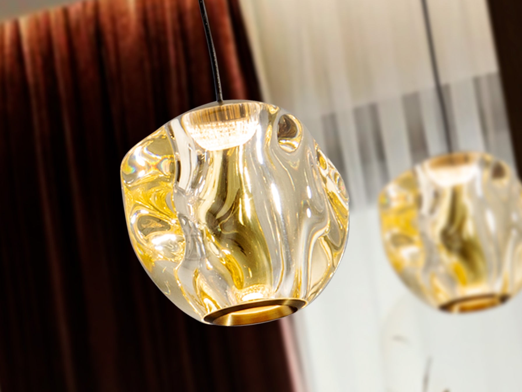 Lámpara Zaria Schuller 502177 - Detalle de la elegante lámpara de metal negro mate con detalles en bronce y tulipa de acrílico ámbar. Iluminación cálida 3000K, 4.2W LED, 275 lúmenes.
