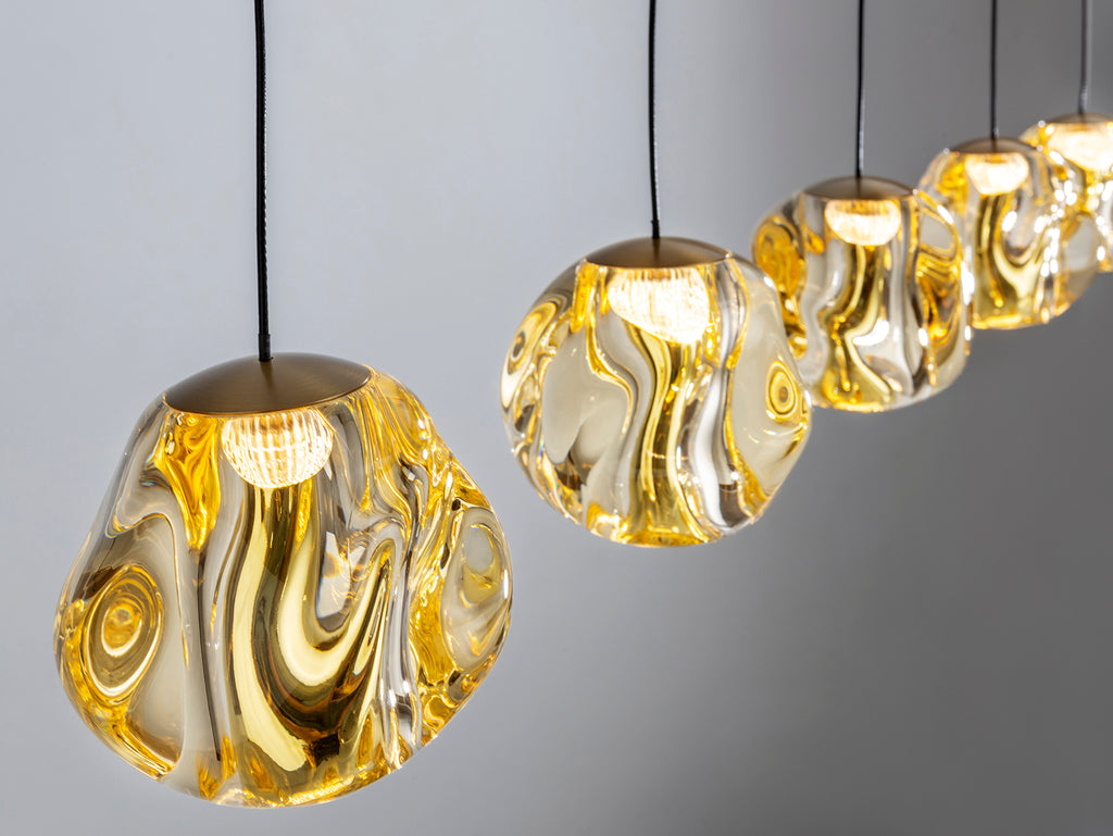 Lámpara Zaria 5 luces Schuller 502528 - Detalle de la elegante lámpara de metal negro mate con detalles en bronce y tulipa ámbar. Iluminación cálida 3000K, 1391 lúmenes, 21W LED.  LuzGurú.
