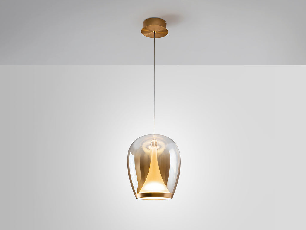 Lámpara Suspiro Dorado SCHULLER 724524 - Detalle de la tulipa de cristal ámbar degradado y estructura de aluminio dorado. Iluminación elegante y sofisticada.
