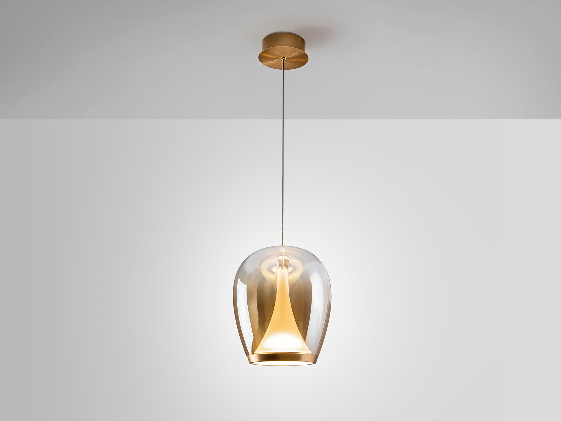 Lámpara Suspiro Dorado SCHULLER 724524 - Detalle de la tulipa de cristal ámbar degradado y estructura de aluminio dorado. Iluminación elegante y sofisticada.
