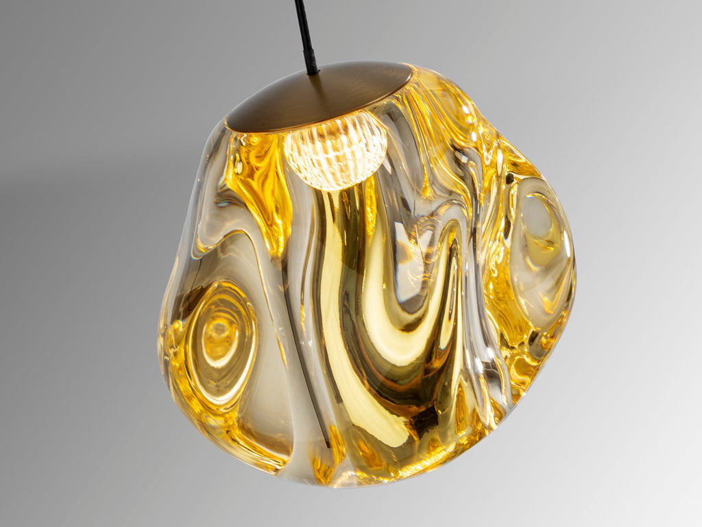 Lámpara Zaria 5 luces Schuller 501989.  Detalle de la elegante lámpara de metal negro mate con detalles en bronce y tulipa de acrílico ámbar. Iluminación LED 21W, 1304 lm, 3000K.  Incluye driver TRIAC y sistema de regulación de intensidad. LuzGurú.
