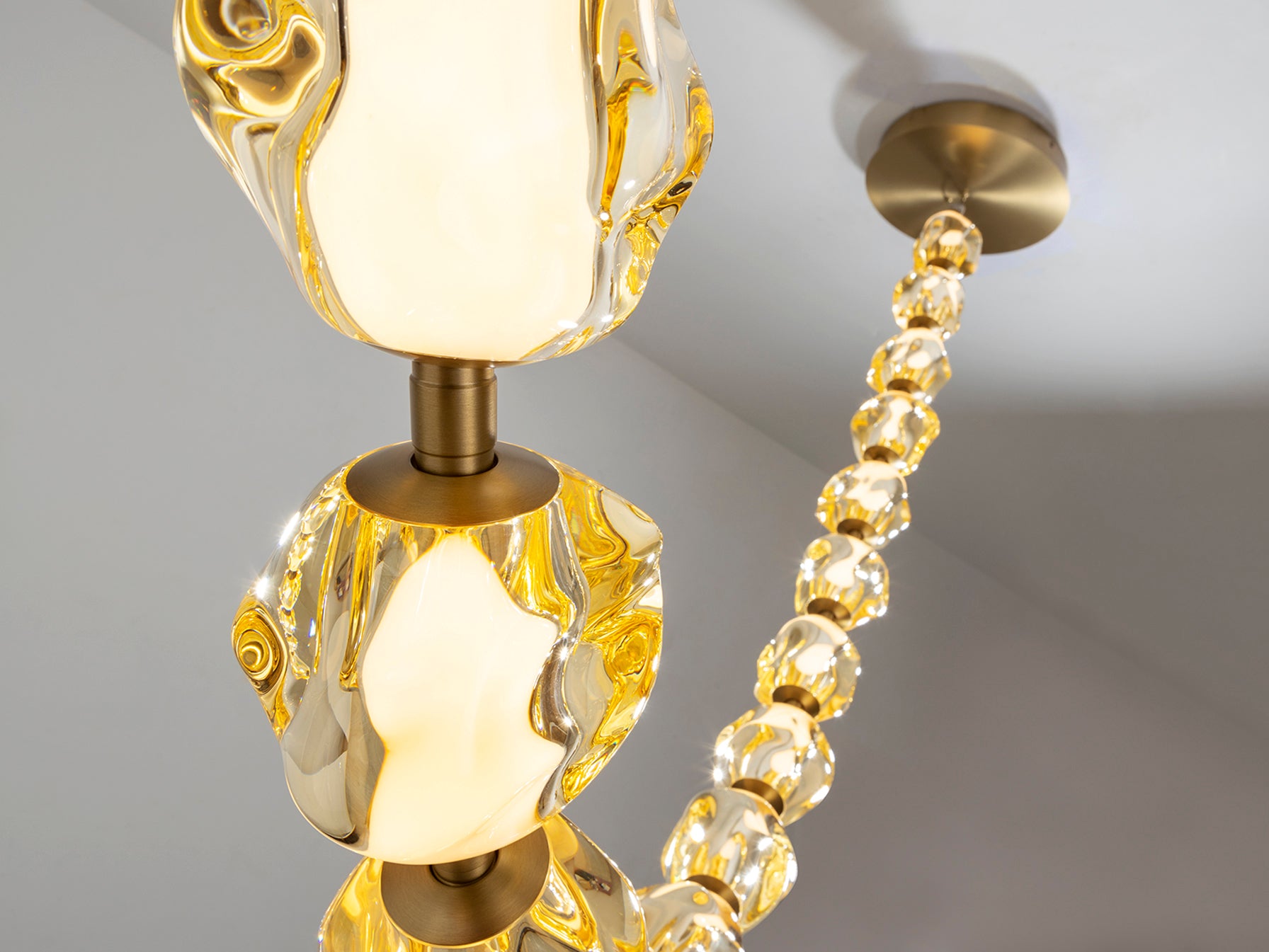 Lámpara Zaria II LED Bronce/Ámbar Schuller 448956 - Detalle de la elegante lámpara de metal y 29 tulipas de acrílico ámbar. Iluminación cálida (3000K) y eficiente (8210 lm, 105W LED). Incluye driver TRIAC y set de regulación.
