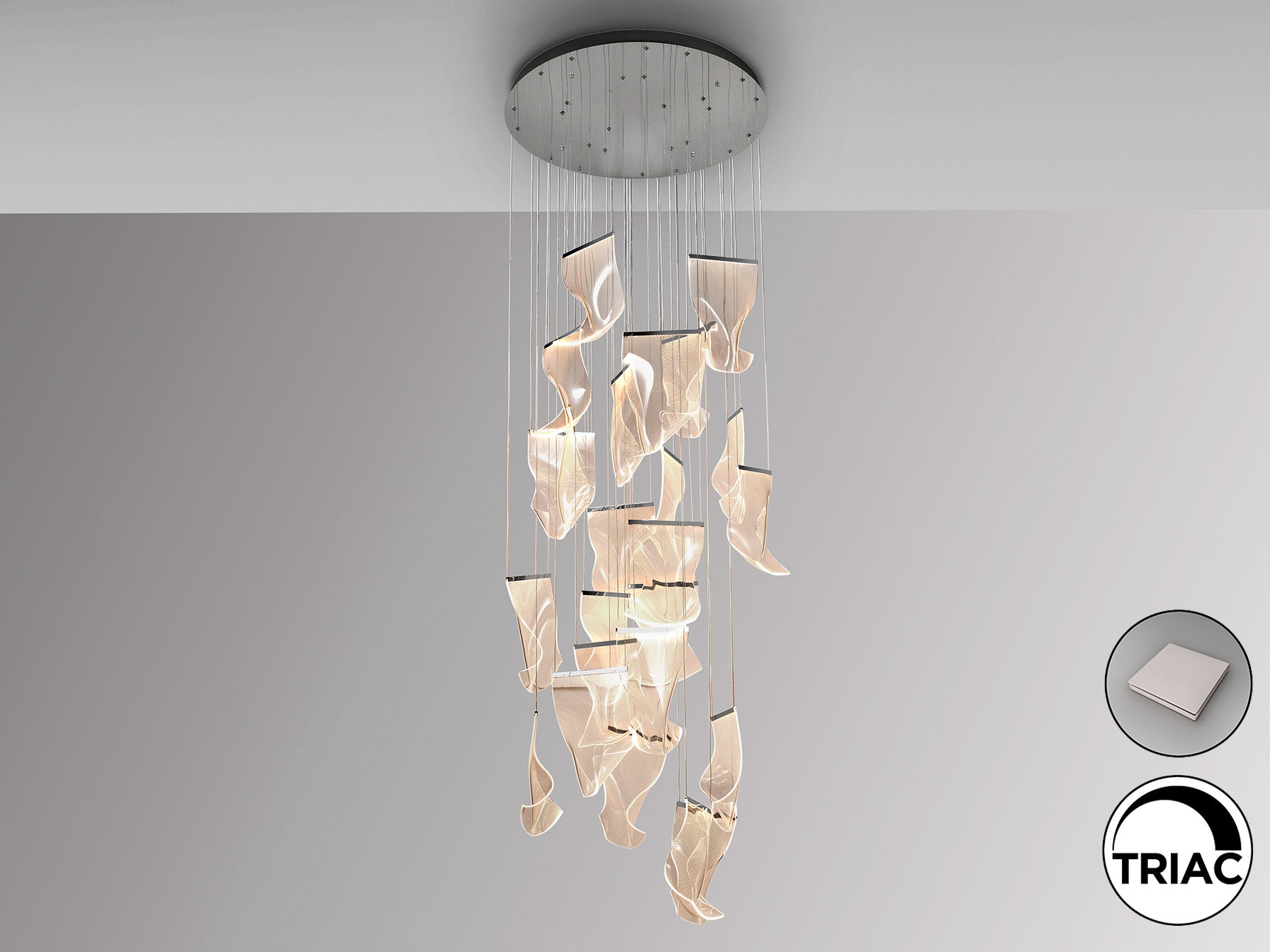 Detalle de la lámpara colgante Velos cromada de Schuller (Ref. 608572), mostrando su diseño de gran formato con tulipas de metacrilato. Iluminación LED regulable de 7200 lúmenes y 3000K.
