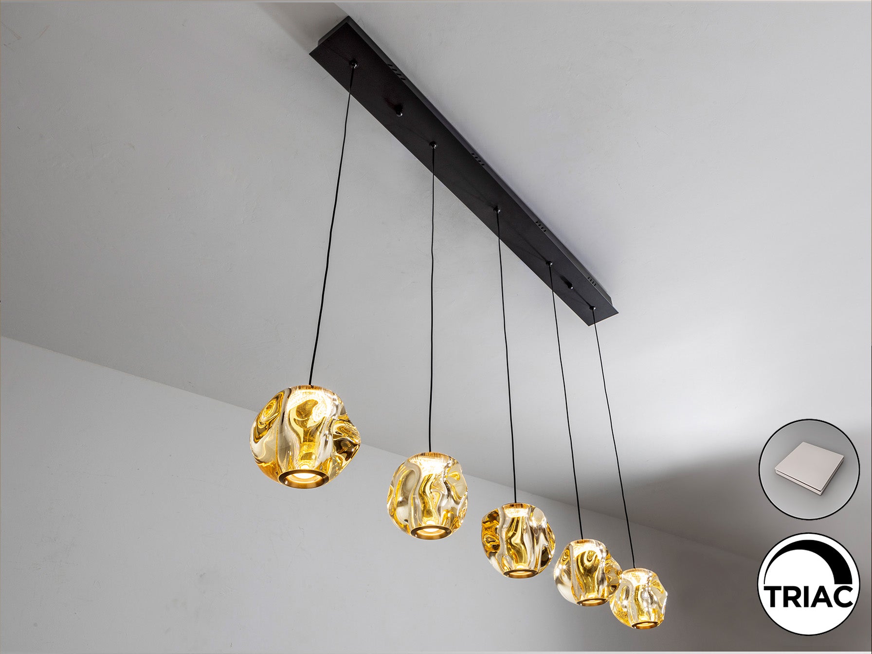 Lámpara Zaria 5 luces Schuller 502528 - Detalle de la elegante lámpara de metal negro mate con detalles en bronce y tulipa ámbar. Iluminación cálida 3000K, 1391 lm, 21W LED.  Incluye driver TRIAC y sistema de regulación de luz.
