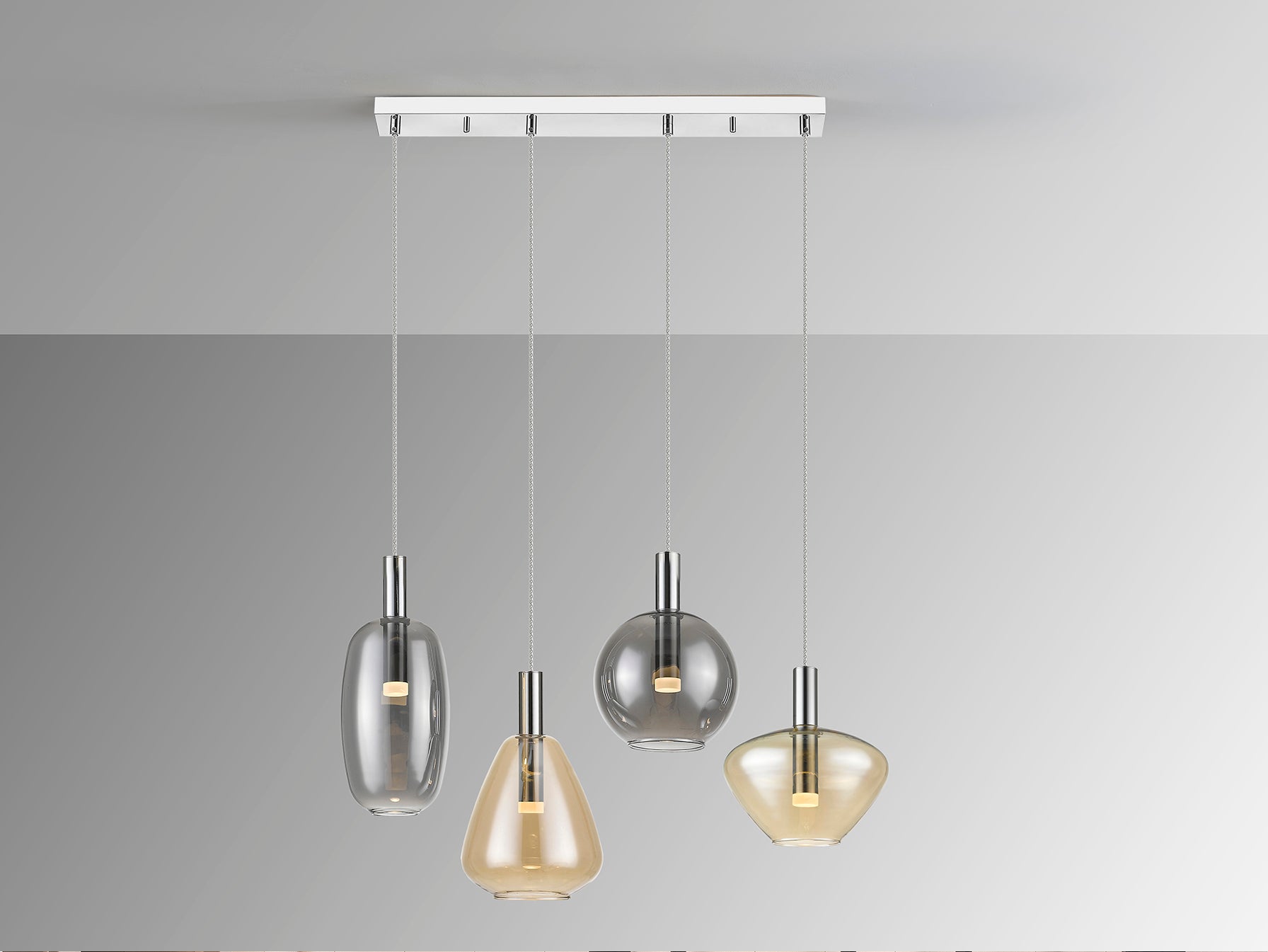 Lámpara I3 Nara 4 luces LED Schuller - Detalle de la elegante lámpara de metal cromado con tulipas de cristal ámbar y smoke, difusor opal y altura regulable (Ref. 563047). Iluminación cálida 3000K.
