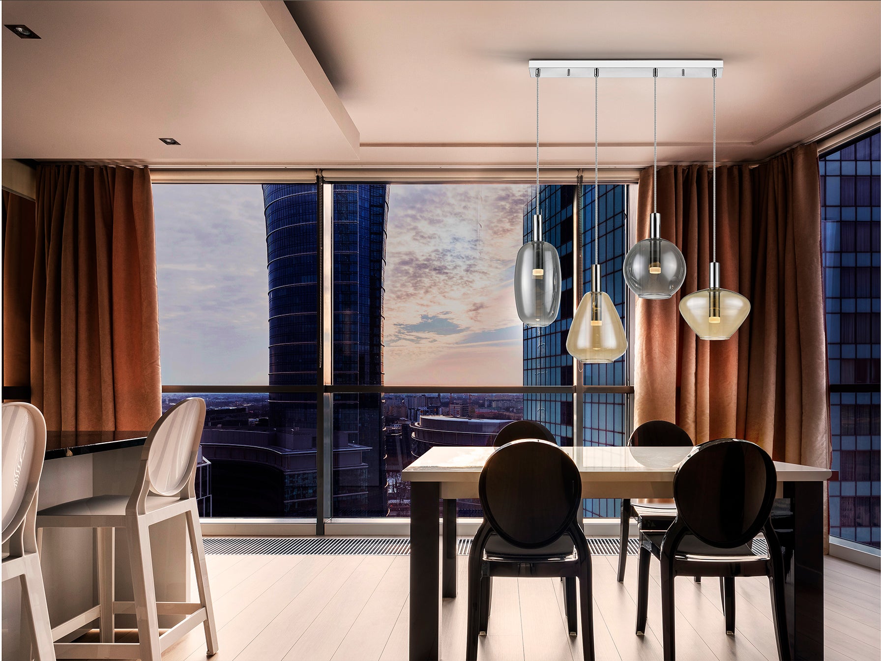 Lámpara I3 Nara 4 luces LED Schuller - Detalle de la moderna lámpara de metal cromado con tulipas de cristal ámbar y smoke, difusor opal y altura regulable (Ref. 563047).  Iluminación cálida 3000K.
