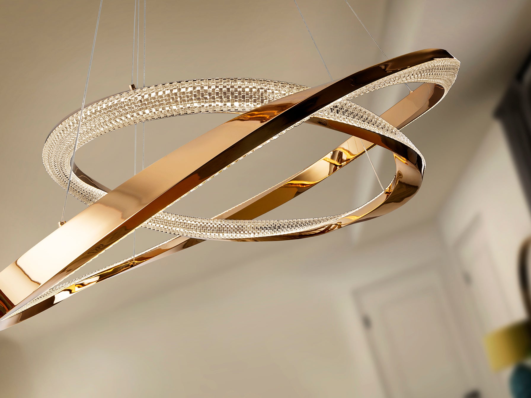 Lámpara de 2 aros Schuller Orbitas (Ref. 554107) - Detalle del acabado en oro brillo y difusor acrílico.  Iluminación LED regulable.
