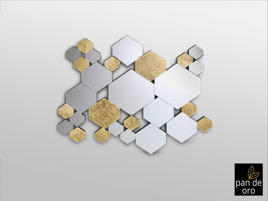 Espejo Nadia Pan de Oro SCHULLER - Ref. 521192. Detalle de hexágonos de cristal biselados con fondo pan de oro y trasera DM lacado negro.  92x121x2,5 cm. Colgable horizontal o vertical.
