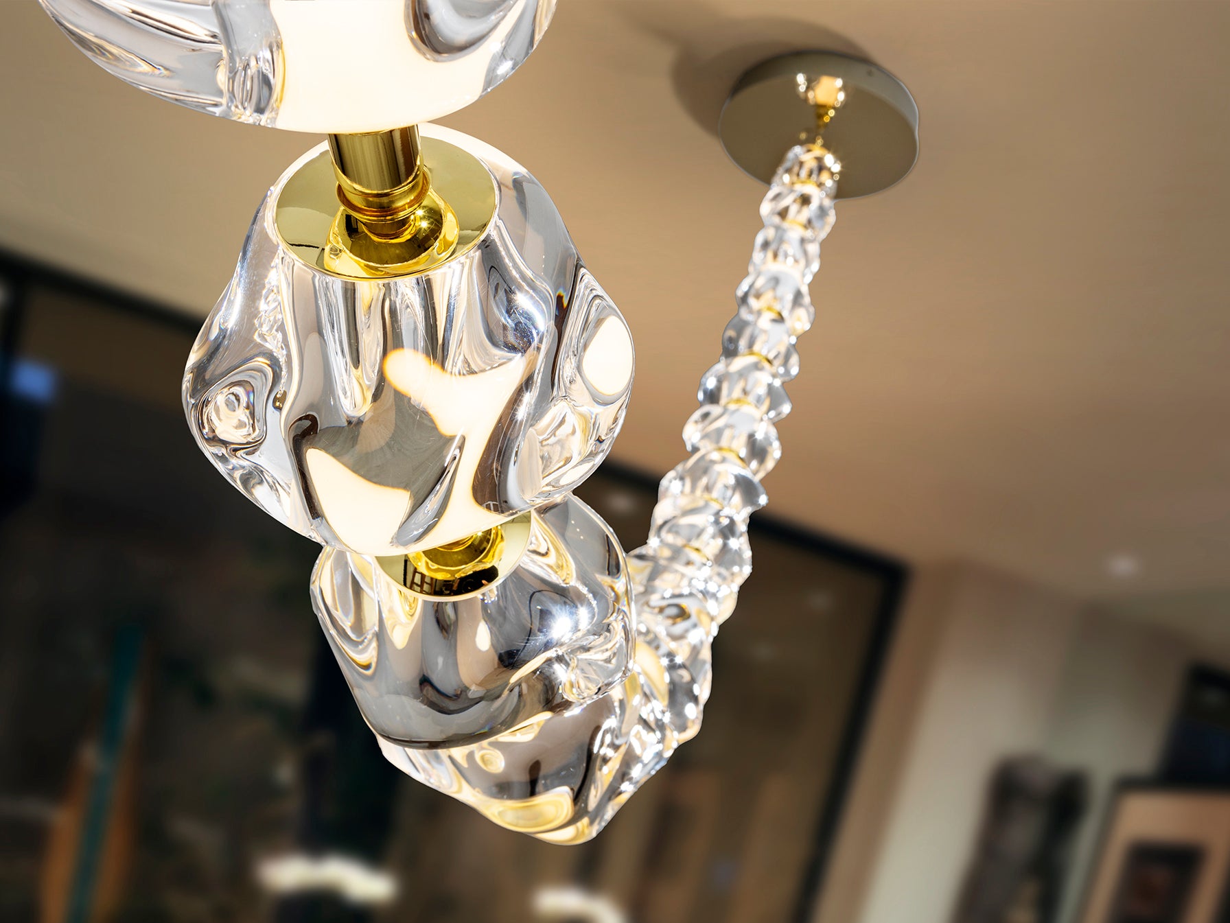 Lámpara Zaria II LED dorada de Schuller (Ref. 448796). Detalles de su diseño con 21 tulipas de acrílico transparente y acabado dorado. Iluminación LED de 7129 lm, 75.5W, 3000K.  Incluye driver TRIAC y set dimable. LuzGurú.
